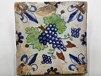 Renaissance Aardewerk Tile Depicting a Grape Cluster - 129 x