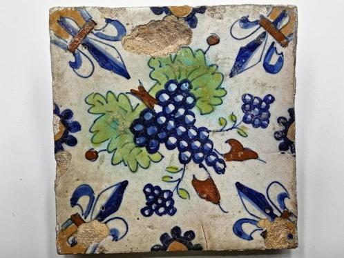 Renaissance Aardewerk Tile Depicting a Grape Cluster - 129 x, Antiek en Kunst, Antiek | Overige Antiek