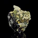 Calciet met iriserende Pyriet en Dolomiet op Sphaleriet
