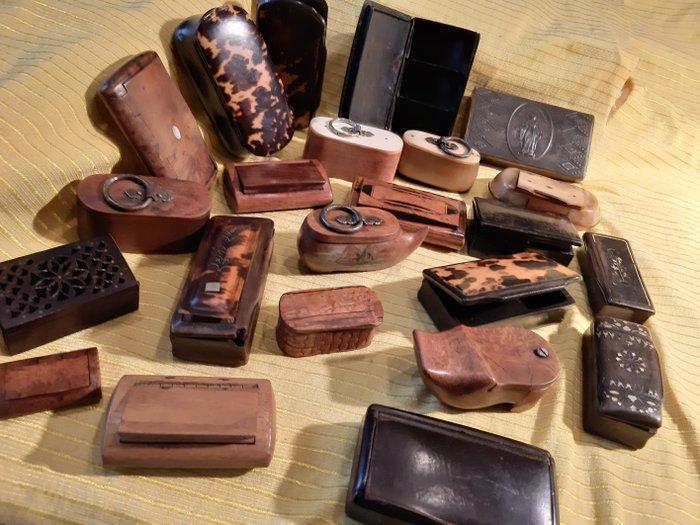 Tabaksdoos (23) - Hoorn - 23 oude kleine doosjes, Antiek en Kunst, Antiek | Overige Antiek