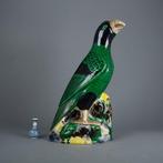 Figuur - Large Famille Noir Parrot on Pierced Rock - 17th