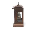 Een houten schouwpendule, VS, 20e eeuw