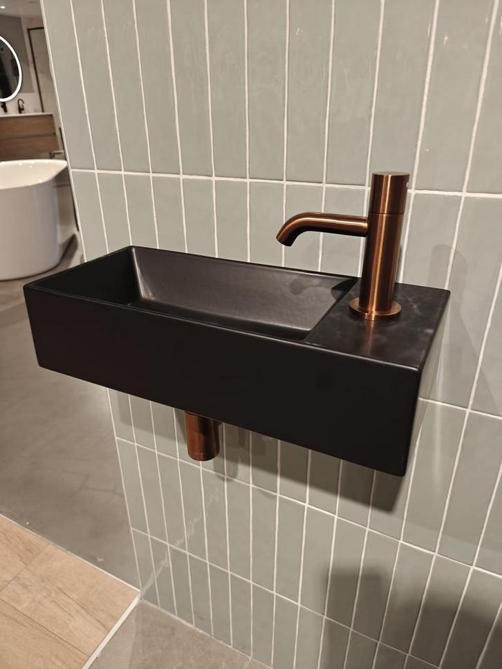 Fontein mat zwart met kraan geborsteld koper - 22 PKW, Doe-het-zelf en Verbouw, Sanitair, Wastafel, Nieuw, Koper, Ophalen