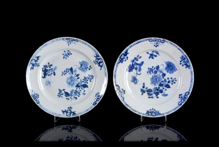 Een paar elegante Chinese blauw-witte Peony-borden - geen, Antiek en Kunst, Antiek | Overige Antiek