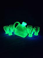 Service à liqueur Art Déco en verre d’uranium gravé – Carafe