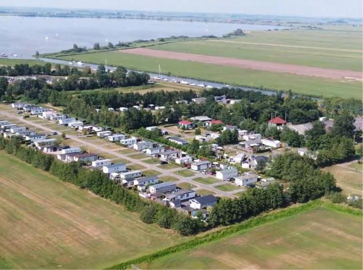 Luxe chalet te koop bij vaarwater in Sloten, Friesland!, Caravans en Kamperen, Stacaravans, tot en met 4