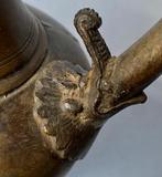 Oud devotioneel vat met tuit in de vorm van Makara - Brons
