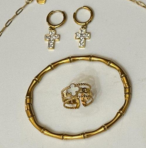 Religieuze set (kettinkje met hangers; armband; ring;, Antiek en Kunst, Antiek | Boeken en Bijbels