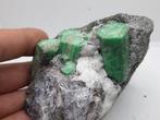 2670 ct - Big Crystal smaragdgroen kristal in Matrix- 534, Verzamelen, Mineralen en Fossielen