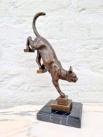 Beeldje - Bronze Cat on the stairs - Brons, Antiek en Kunst