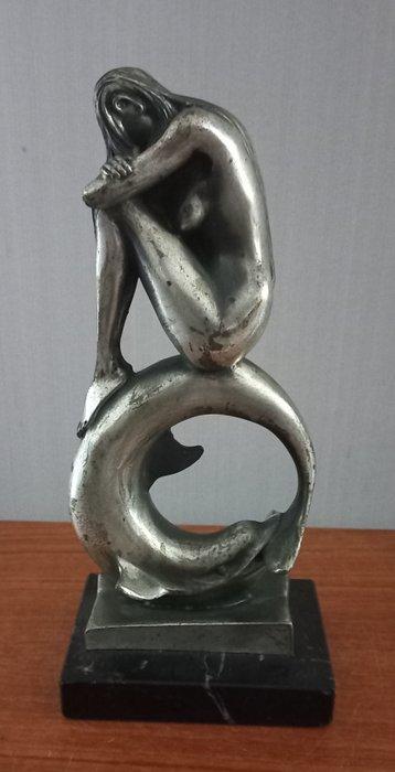 Beeldje, Jonge naakte dame op dolfijn - 20 cm - Sterling, Antiek en Kunst, Curiosa en Brocante
