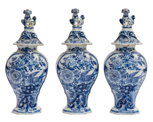 Drie 18e eeuwse De Porceleyne Fles Delftsblauwe dekselvazen, Antiek en Kunst, Antiek | Vazen, Ophalen