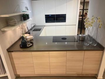 Moderne showroomkeuken incl. luxe Siemens apparatuur! beschikbaar voor biedingen