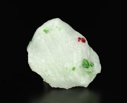 Zeldzaam Pargasiet met rode Spinel-kristallen Op Marmeren, Verzamelen, Mineralen en Fossielen