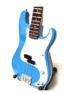 Miniatuur Fender Precision basgitaar met gratis standaard, Ophalen of Verzenden, Nieuw, Pop, Beeldje of Miniatuur