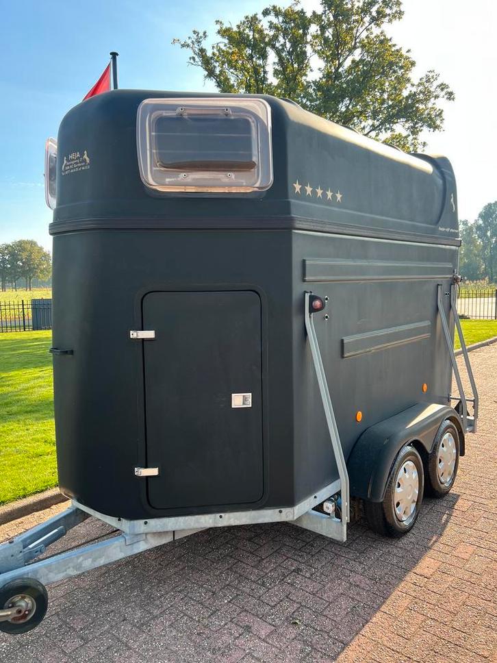 Mooie Polyester Heja 2-paards met zadelkamer!, Dieren en Toebehoren, Paarden en Pony's | Trailers en Aanhangwagens, 2-paards trailer