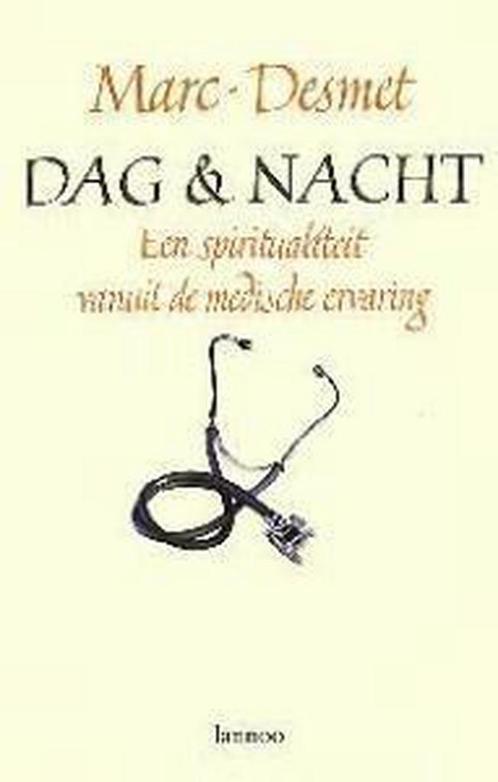 DAG EN NACHT 9789020928549 M. Desmet, Boeken, Godsdienst en Theologie, Zo goed als nieuw, Verzenden