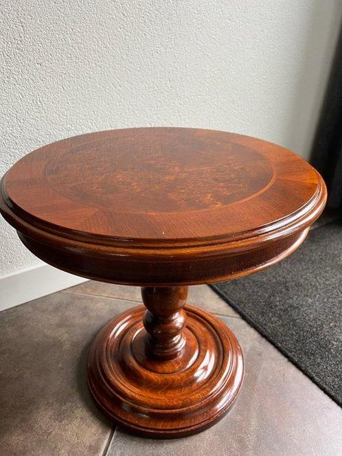 Bijzettafel - Bijzettafel notenhout met bewerking -, Antiek en Kunst, Curiosa en Brocante