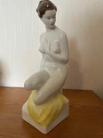 hollohaza - Beeldje - ontklede dame - Porselein