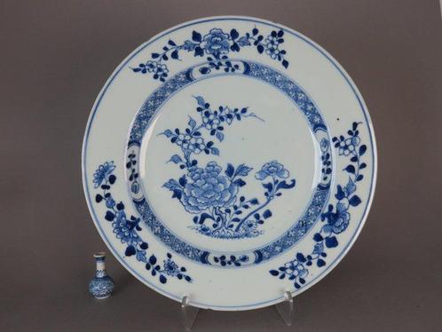 Qianlong (1735-1796) - Bord - Peonies and Chrysanthemum in a, Antiek en Kunst, Antiek | Overige Antiek