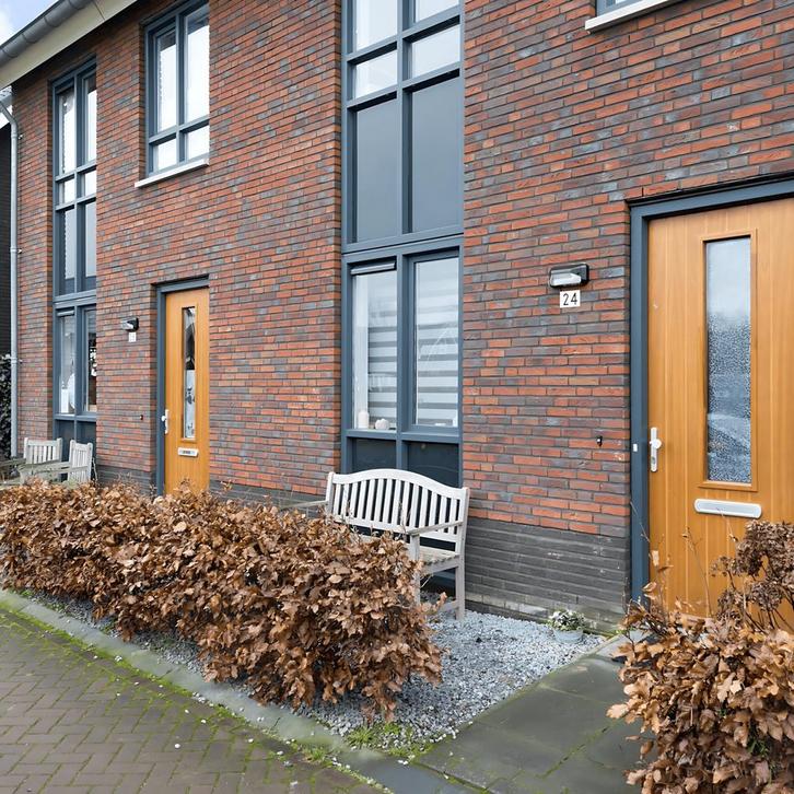 Tussenwoning met tuin, wasmachineaansluiting, inlo..., Huizen en Kamers, Huizen te koop