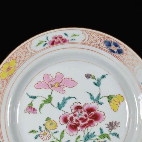 Bord - Assiette aux émaux de la Famille Rose à décor de, Antiek en Kunst, Antiek | Overige Antiek