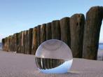 Kunstdruk Gerhard Rossmeissl - Kugel im Sand 80x60cm, Verzenden, Nieuw