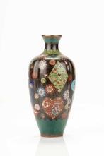 Vaas - Emaille, Een gelobd cloisonné-vaas bewerkt met