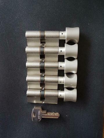 5 Gelijke knopcilinders 60mm skg** met 6 genummerde sleutels beschikbaar voor biedingen