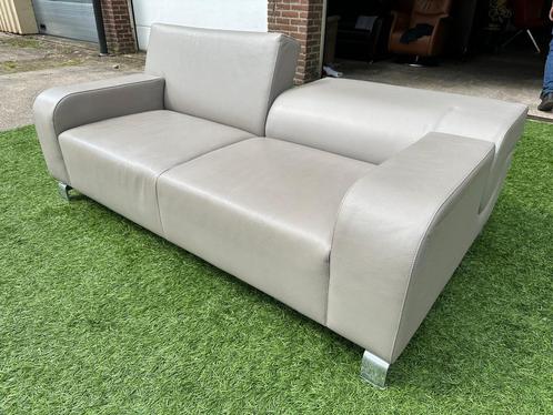 Bank LEOLUX B flat bankstel relax grijs leer design sofa, Huis en Inrichting, Banken | Bankstellen, Rechte bank, Zo goed als nieuw