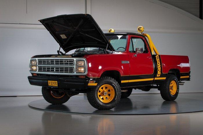 Dodge - W150 Power Wagon Macho 4x4 - 1979, Auto's, Oldtimers