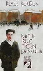Met je rug tegen de muur 9789026902161 Klaus Kordon, Boeken, Verzenden, Gelezen, Klaus Kordon