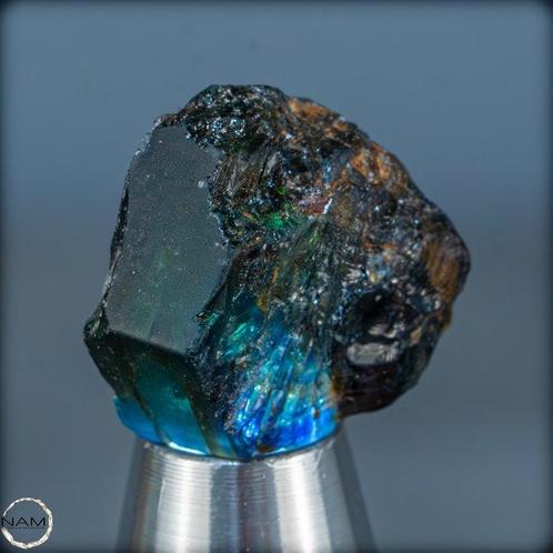Prachtig, zeer donkerblauw saffierkristal Onbehandeld /, Verzamelen, Mineralen en Fossielen