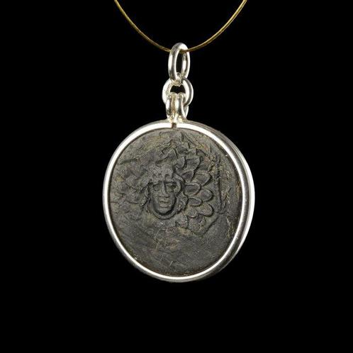 Oud-Grieks Munthanger met oude Griekse munt - Nike en Medusa, Antiek en Kunst, Antiek | Overige Antiek
