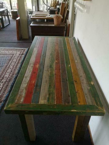 Tafel van sloophout - Duurzame binnen tafel met bankje
