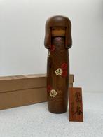 Sosaku Kokeshi met pruimenbloesems in originele doos - Hout, Antiek en Kunst