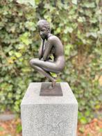 Brons Beeld Zittend Naakt Vrouw - Sculptuur - 37x15x19cm, Tuin en Terras, Tuinbeelden, Nieuw, Mensenbeeld, Metaal, Verzenden