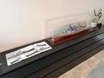 HMS Hood met vitrine en bijbehorend boek. 1:200 - Modelschip, Nieuw