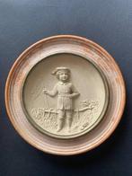 Terakotowy medalion „Chopiec z flag” - Figuursnijwerk, Antiek en Kunst