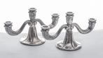 Een paar zilveren lage drie-lichts kandelaars, Antiek en Kunst, Zilver, Ophalen