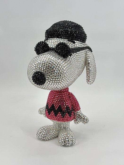 Okyes - Snoopy in the Pink Zigzag Shirt, Antiek en Kunst, Kunst | Designobjecten