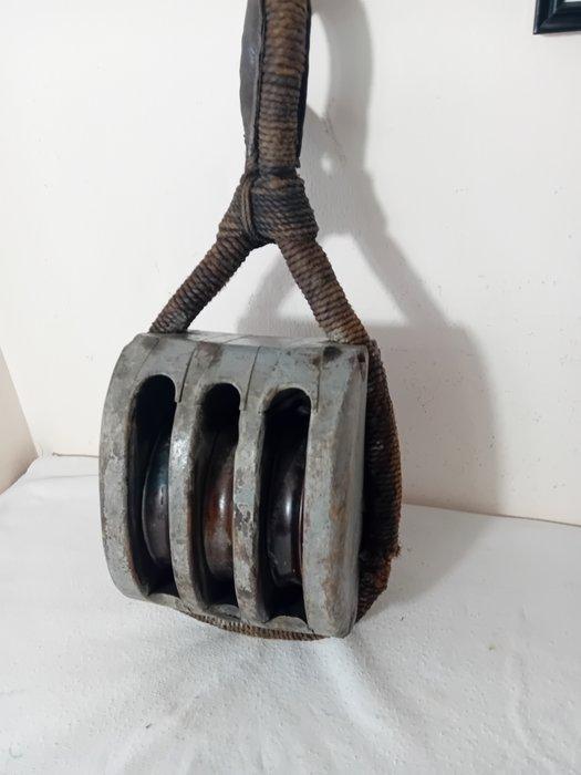 Industriële apparatuur - Zware maritieme katrol - Nederland, Antiek en Kunst, Antiek | Wandborden en Tegels