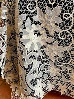 Oud kanten mantel van Burano, 12 bijpassende servetten,