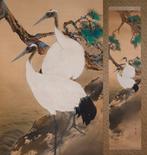 Zeegolven en dennenbomen - Twee kraanvogels op de rots -