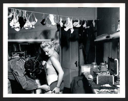Weegee - A showgirl being helped into her costume in the, Antiek en Kunst, Kunst | Schilderijen | Modern