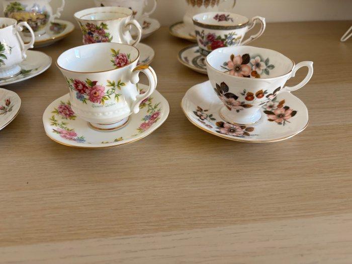 Koffie- en theeservies (24) - 12 Engelse Porsleinen kop en, Antiek en Kunst, Antiek | Meubels | Tafels
