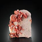 189g prachtige vanadinitis kristallen op matrix uit, Verzamelen, Mineralen en Fossielen