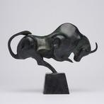 sculptuur, Bronze Sculpture of a Striking Bull - with base -