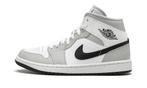 Jordan 1 Mid Light Smoke Grey - maat 37.5 (Sneakers), Kleding | Dames, Verzenden, Nieuw, Sneakers of Gympen, Grijs