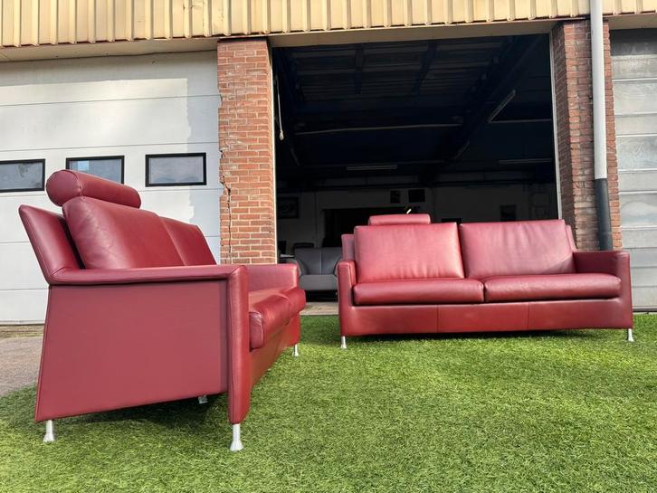 Bankstel Leolux Paian bordeaux leer 3 +2 zit banken ZGAN, Huis en Inrichting, Banken | Bankstellen, Rechte bank, Zo goed als nieuw